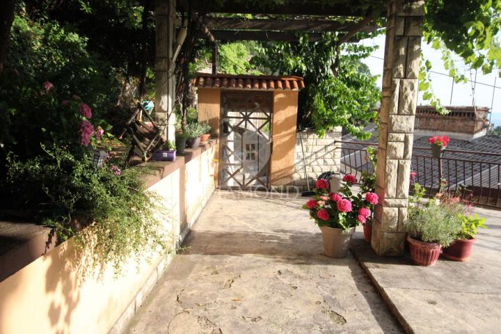 Kuća sa dva stana i velikim potencijalom-blizina centra