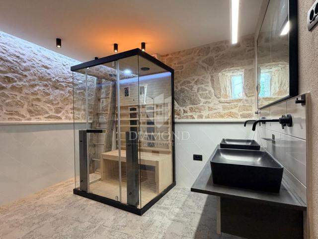 Labin, obnovljena istarska kamena kuća