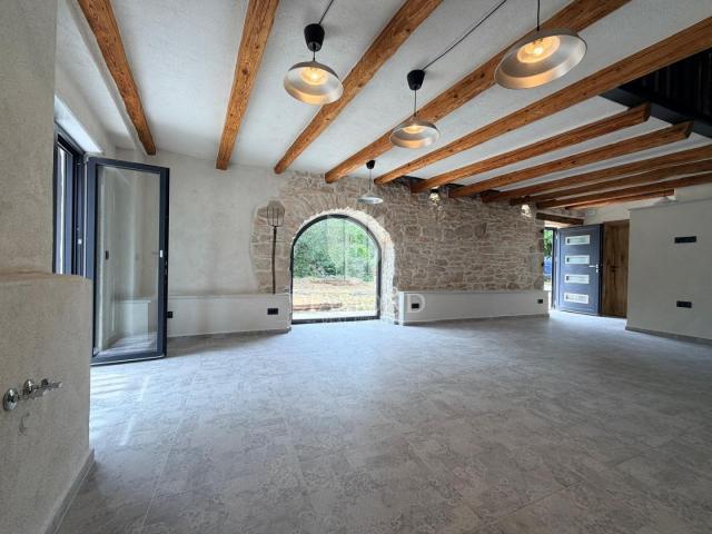 Labin, obnovljena istarska kamena kuća