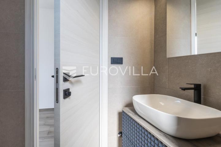 Medulin, kvalitetna i moderna duplex kuća B, s grijanim bazenom 30 m² i garažom, 146 m²