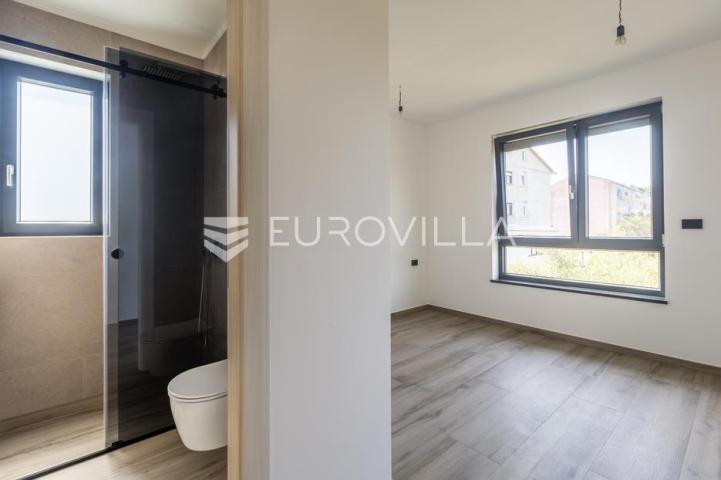 Medulin, kvalitetna i moderna duplex kuća B, s grijanim bazenom 30 m² i garažom, 146 m²