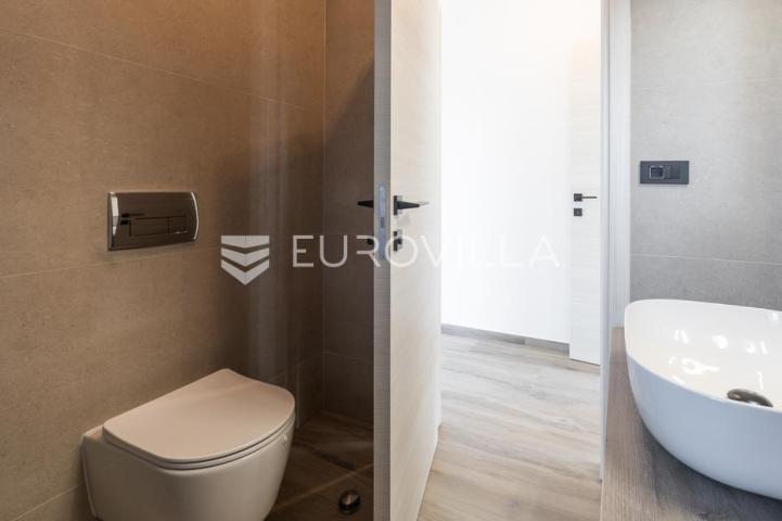 Medulin, kvalitetna i moderna duplex kuća B, s grijanim bazenom 30 m² i garažom, 146 m²