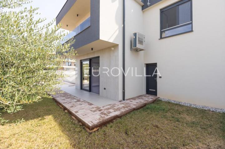 Medulin, kvalitetna i moderna duplex kuća B, s grijanim bazenom 30 m² i garažom, 146 m²