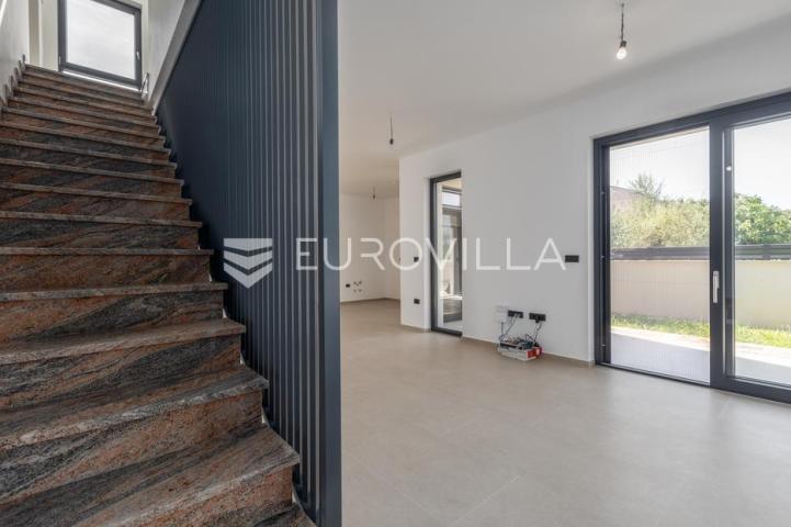 Medulin, kvalitetna i moderna duplex kuća B, s grijanim bazenom 30 m² i garažom, 146 m²