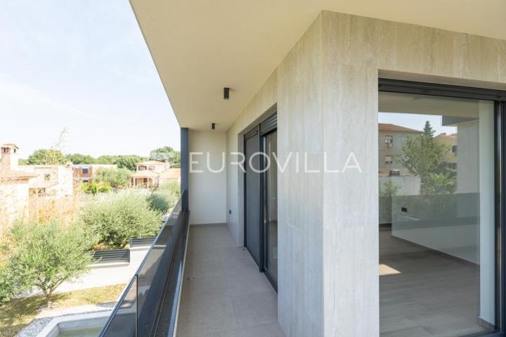 Medulin, kvalitetna i moderna duplex kuća B, s grijanim bazenom 30 m² i garažom, 146 m²