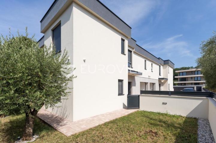 Medulin, kvalitetna i moderna duplex kuća B, s grijanim bazenom 30 m² i garažom, 146 m²