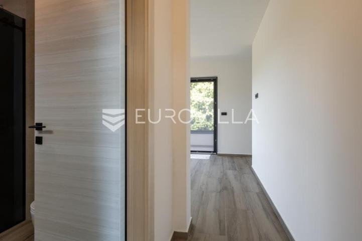 Medulin, kvalitetna i moderna duplex kuća B, s grijanim bazenom 30 m² i garažom, 146 m²