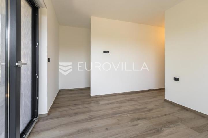 Medulin, kvalitetna i moderna duplex kuća B, s grijanim bazenom 30 m² i garažom, 146 m²