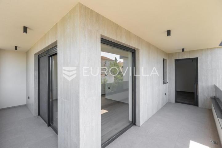 Medulin, kvalitetna i moderna duplex kuća B, s grijanim bazenom 30 m² i garažom, 146 m²