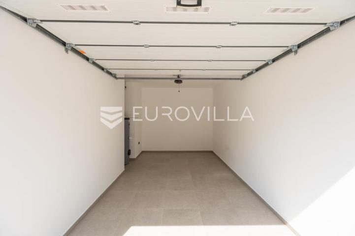 Medulin, kvalitetna i moderna duplex kuća B, s grijanim bazenom 30 m² i garažom, 146 m²