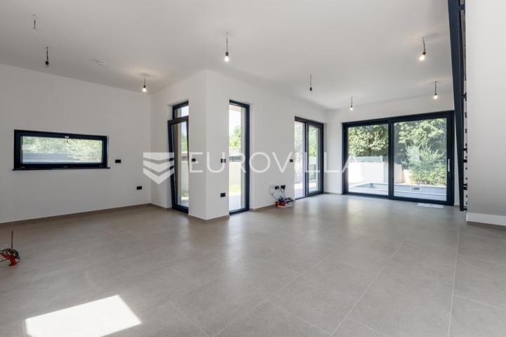 Medulin, kvalitetna i moderna duplex kuća B, s grijanim bazenom 30 m² i garažom, 146 m²
