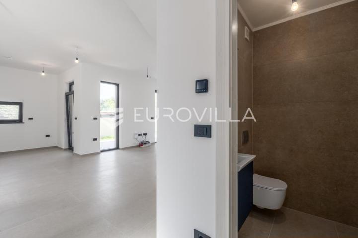 Medulin, kvalitetna i moderna duplex kuća B, s grijanim bazenom 30 m² i garažom, 146 m²