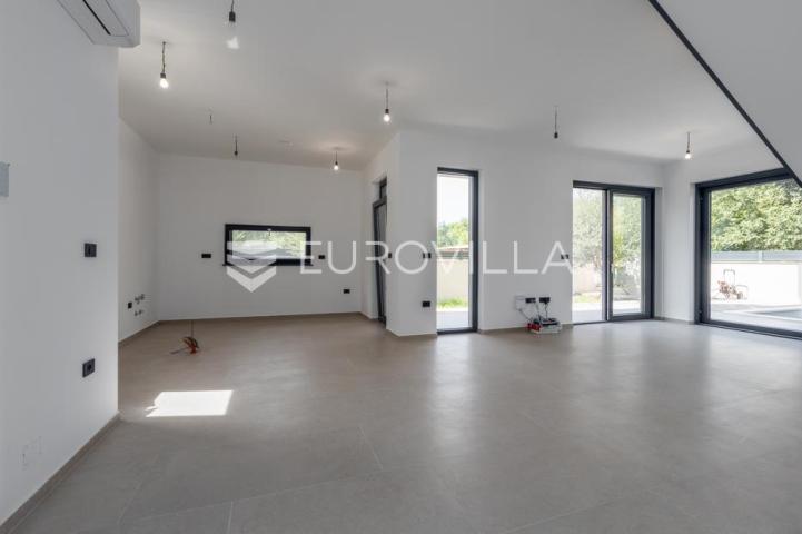 Medulin, kvalitetna i moderna duplex kuća B, s grijanim bazenom 30 m² i garažom, 146 m²