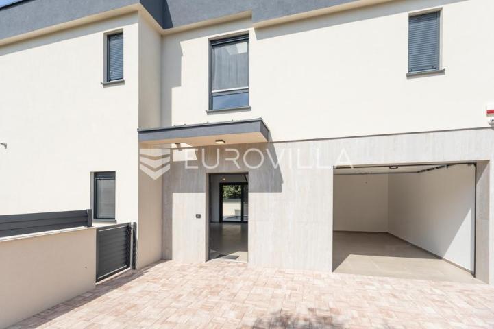 Medulin, kvalitetna i moderna duplex kuća B, s grijanim bazenom 30 m² i garažom, 146 m²