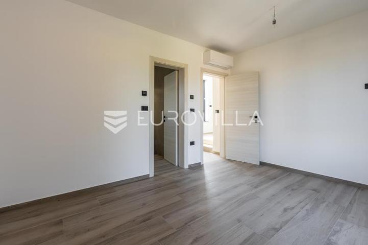 Medulin, kvalitetna i moderna duplex kuća B, s grijanim bazenom 30 m² i garažom, 146 m²