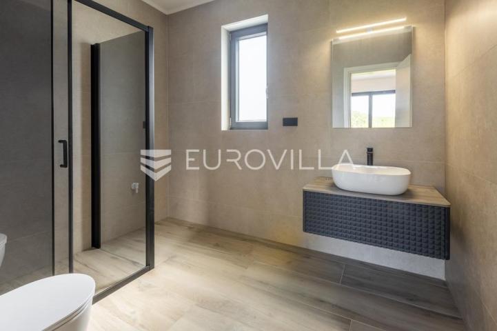 Medulin, kvalitetna i moderna duplex kuća B, s grijanim bazenom 30 m² i garažom, 146 m²