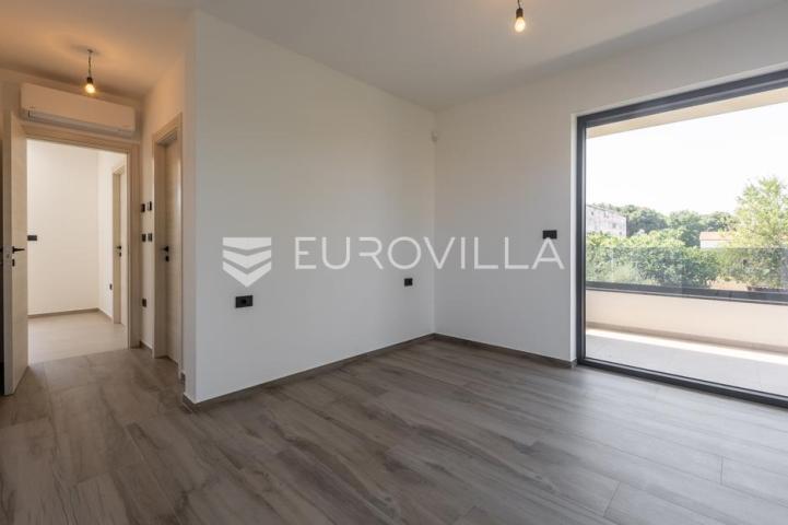 Medulin, kvalitetna i moderna duplex kuća B, s grijanim bazenom 30 m² i garažom, 146 m²