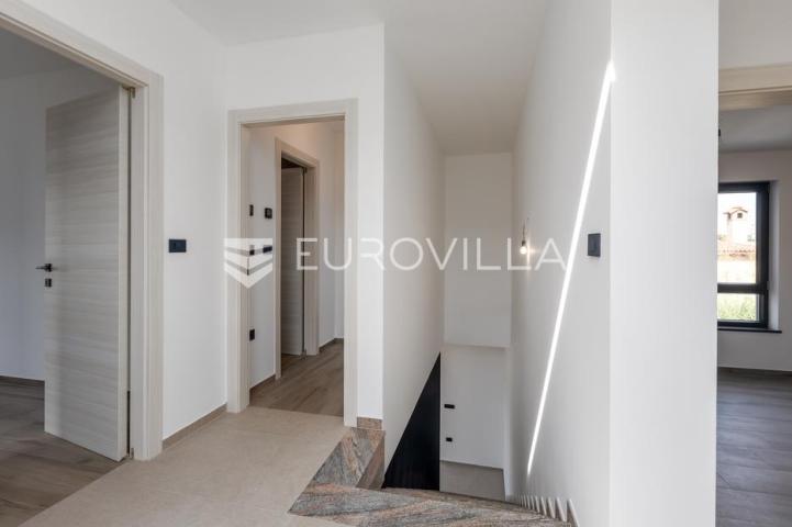 Medulin, kvalitetna i moderna duplex kuća B, s grijanim bazenom 30 m² i garažom, 146 m²