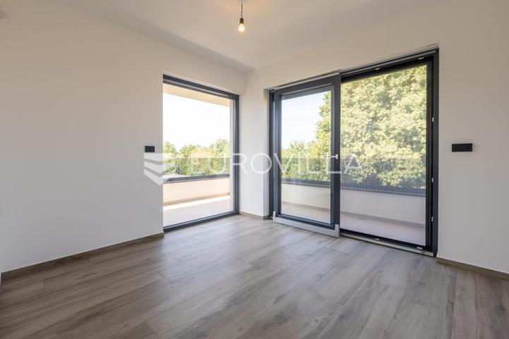 Medulin, kvalitetna i moderna duplex kuća B, s grijanim bazenom 30 m² i garažom, 146 m²