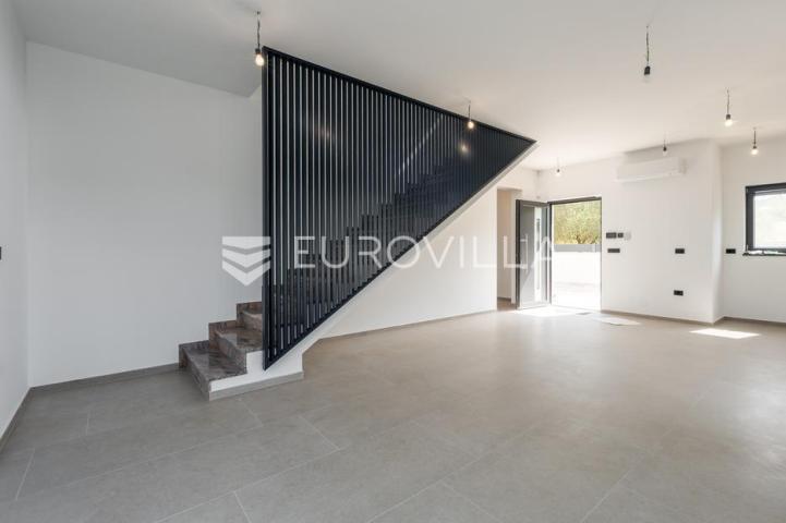 Medulin, kvalitetna i moderna duplex kuća B, s grijanim bazenom 30 m² i garažom, 146 m²