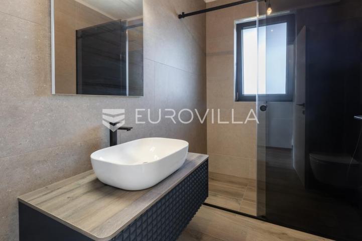 Medulin, kvalitetna i moderna duplex kuća B, s grijanim bazenom 30 m² i garažom, 146 m²
