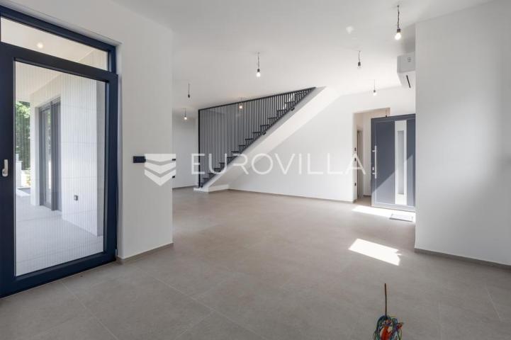 Medulin, kvalitetna i moderna duplex kuća B, s grijanim bazenom 30 m² i garažom, 146 m²