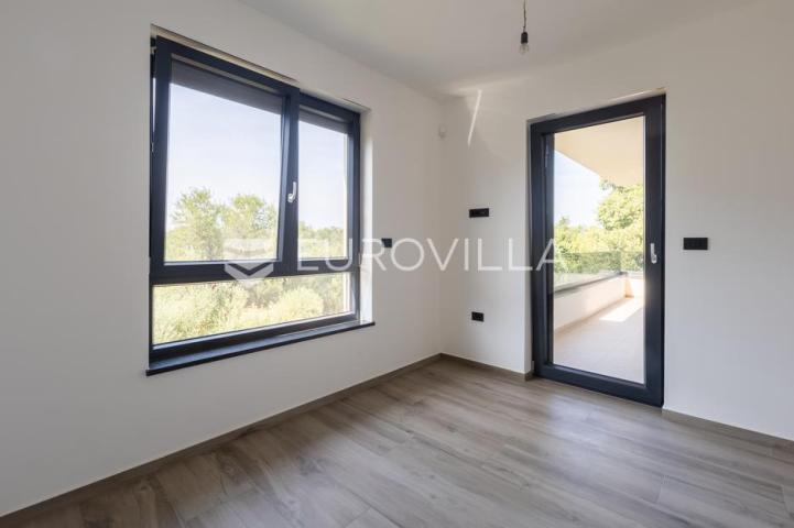 Medulin, kvalitetna i moderna duplex kuća B, s grijanim bazenom 30 m² i garažom, 146 m²