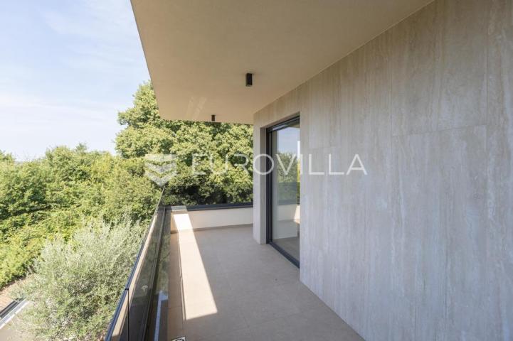 Medulin, kvalitetna i moderna duplex kuća B, s grijanim bazenom 30 m² i garažom, 146 m²