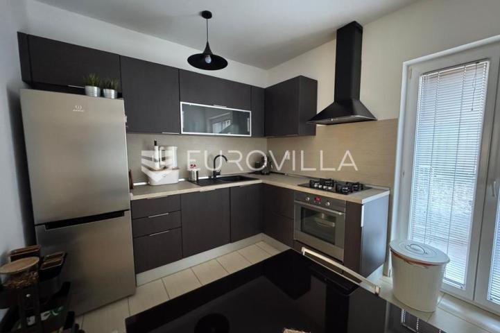Istra, Pula, renovirana i namještena kuća nedaleko pulske Arene, 93 m², dvorište 63 m²