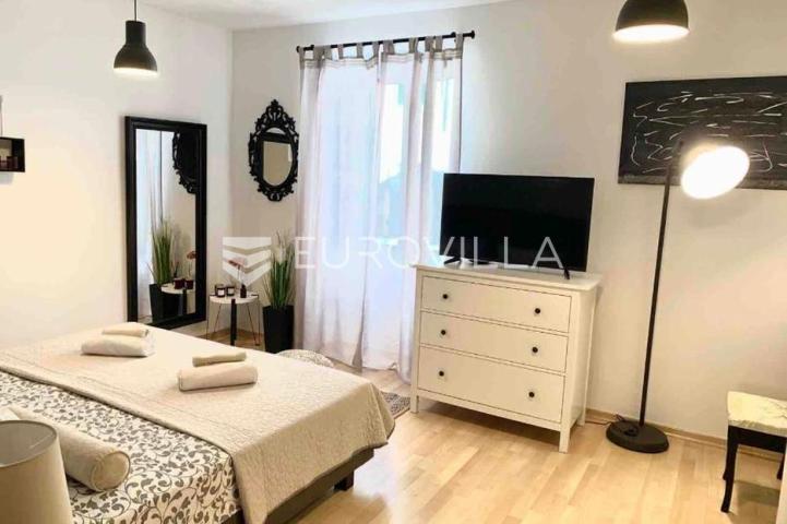 Istra, Pula, renovirana i namještena kuća nedaleko pulske Arene, 93 m², dvorište 63 m²