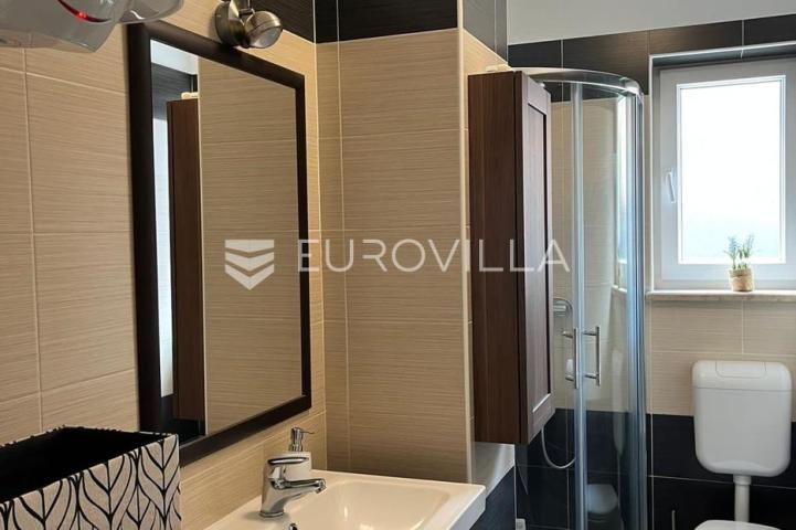 Istra, Pula, renovirana i namještena kuća nedaleko pulske Arene, 93 m², dvorište 63 m²