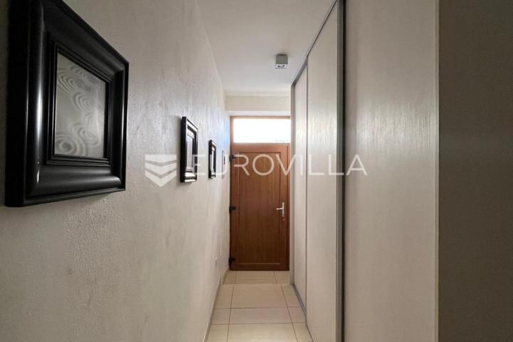 Istra, Pula, renovirana i namještena kuća nedaleko pulske Arene, 93 m², dvorište 63 m²