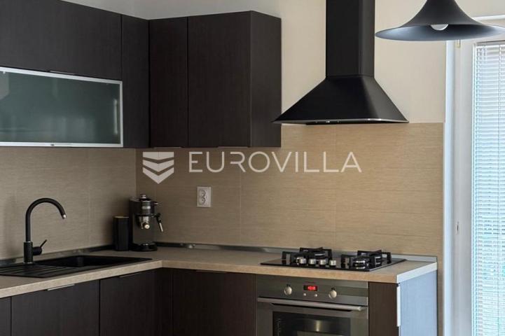 Istra, Pula, renovirana i namještena kuća nedaleko pulske Arene, 93 m², dvorište 63 m²