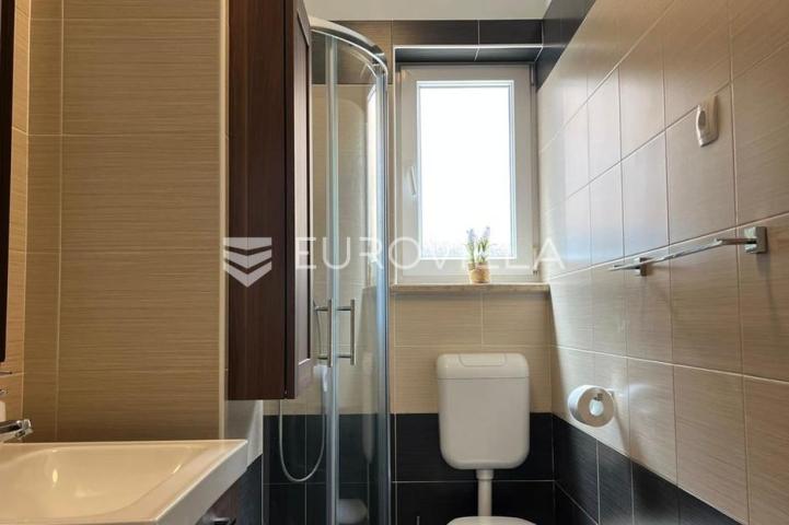 Istra, Pula, renovirana i namještena kuća nedaleko pulske Arene, 93 m², dvorište 63 m²
