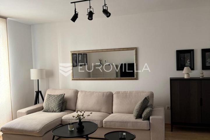 Istra, Pula, renovirana i namještena kuća nedaleko pulske Arene, 93 m², dvorište 63 m²