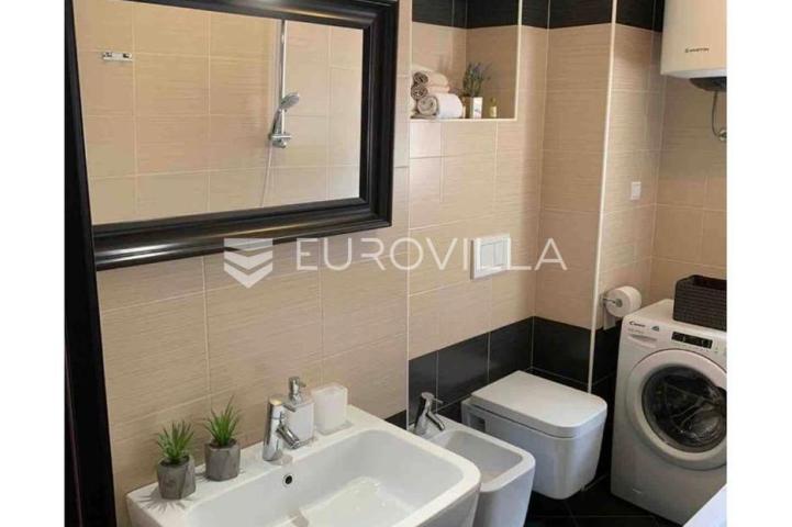 Istra, Pula, renovirana i namještena kuća nedaleko pulske Arene, 93 m², dvorište 63 m²