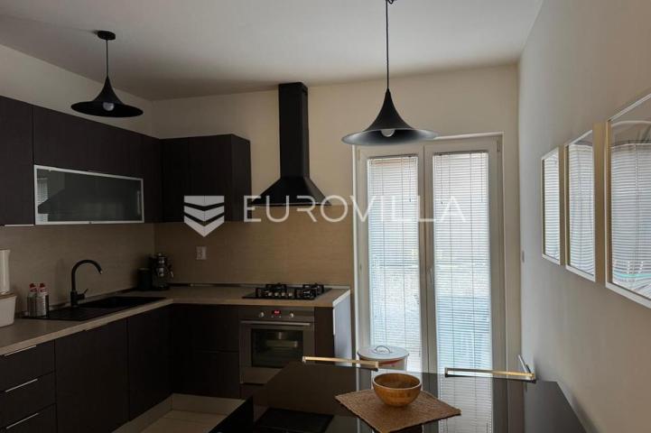 Istra, Pula, renovirana i namještena kuća nedaleko pulske Arene, 93 m², dvorište 63 m²