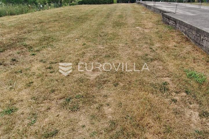 Karlovac, Švarča, građevinsko zemljište 2000 m², pogodno za gradnju velike stambene zgrade