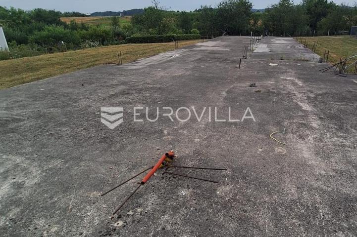 Karlovac, Švarča, građevinsko zemljište 2000 m², pogodno za gradnju velike stambene zgrade