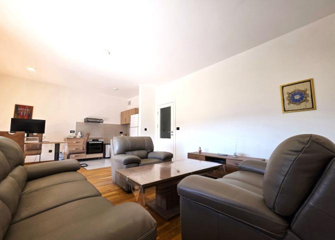Dvosoban namješten stan, 76m2, Gorica C, Podgorica