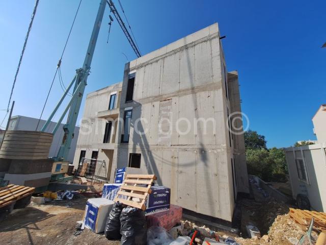 Trosoban stan s vrtom, Podstrana