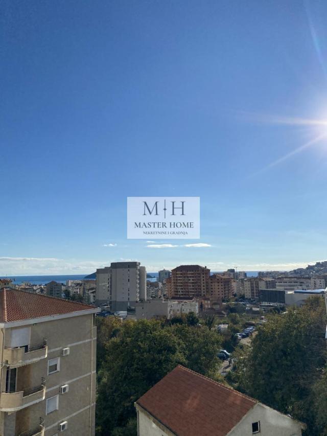 Luksuzan stan u Budvi sa panoramskim pogledom na more