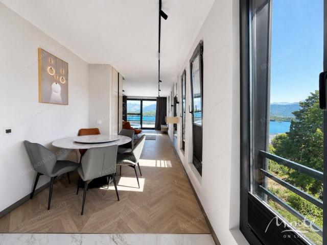 Moderan jednosoban stan s panoramskim pogledom na more na Luštici