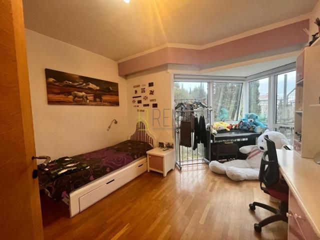 Prodajemo - kompletno namješten trosoban stan, površine 136 m2, u Centru grada u Podgorici