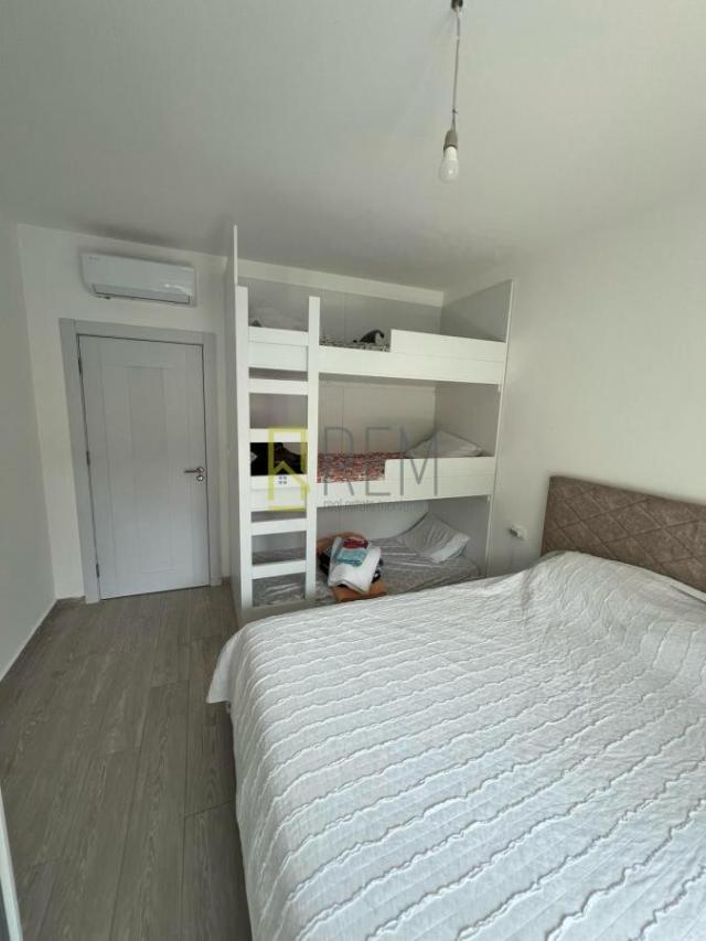 Prodajemo- nov namješten dvosoban stan, površine 90m² (+ terase), u Bečičima