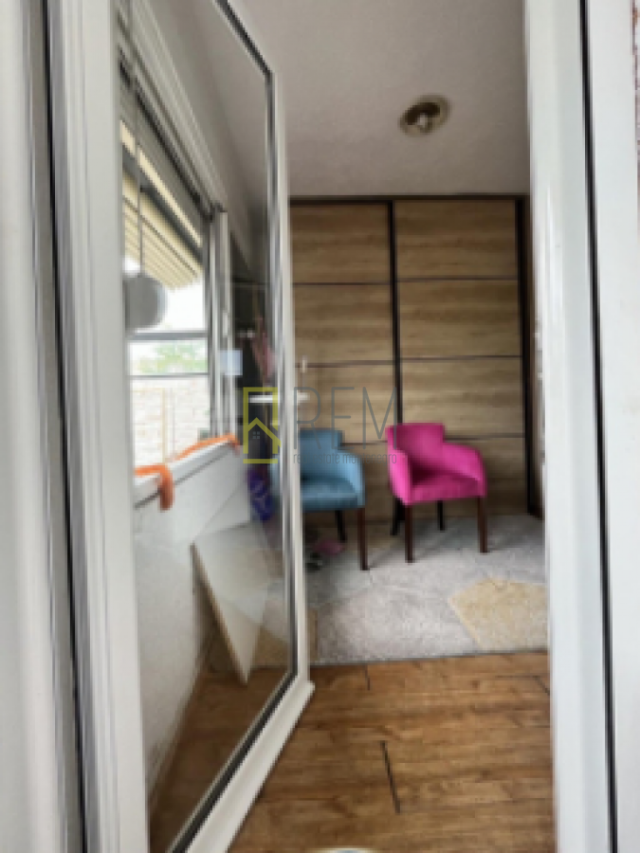 Prodajemo- namješten jednosoban stan 54m2 + bašta 20m2, Zabjelo