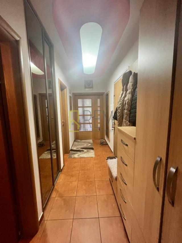 Prodajemo - kompletno namješten trosoban stan, površine 136 m2, u Centru grada u Podgorici