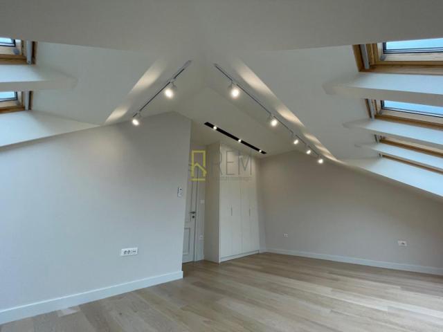 Prodaja- trosoban duplex 209m2, sa parkingom- zgrada Vezir