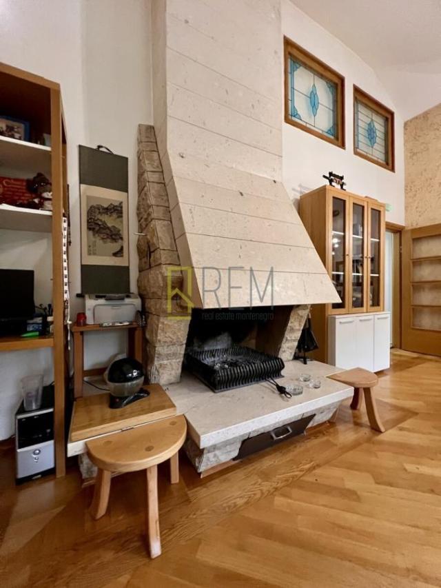 Prodajemo - kompletno namješten trosoban stan, površine 136 m2, u Centru grada u Podgorici