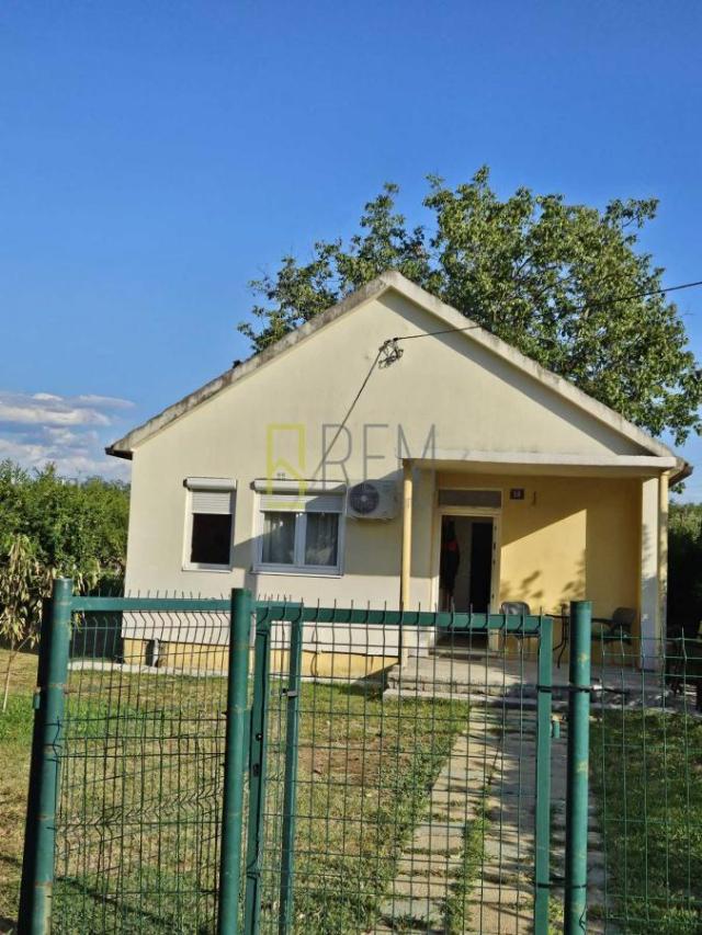 Prodajemo – renoviranu kuću od 62m2 + 20m2 terasa, na placu od 1.260m2 u Centru, Danilovgrada